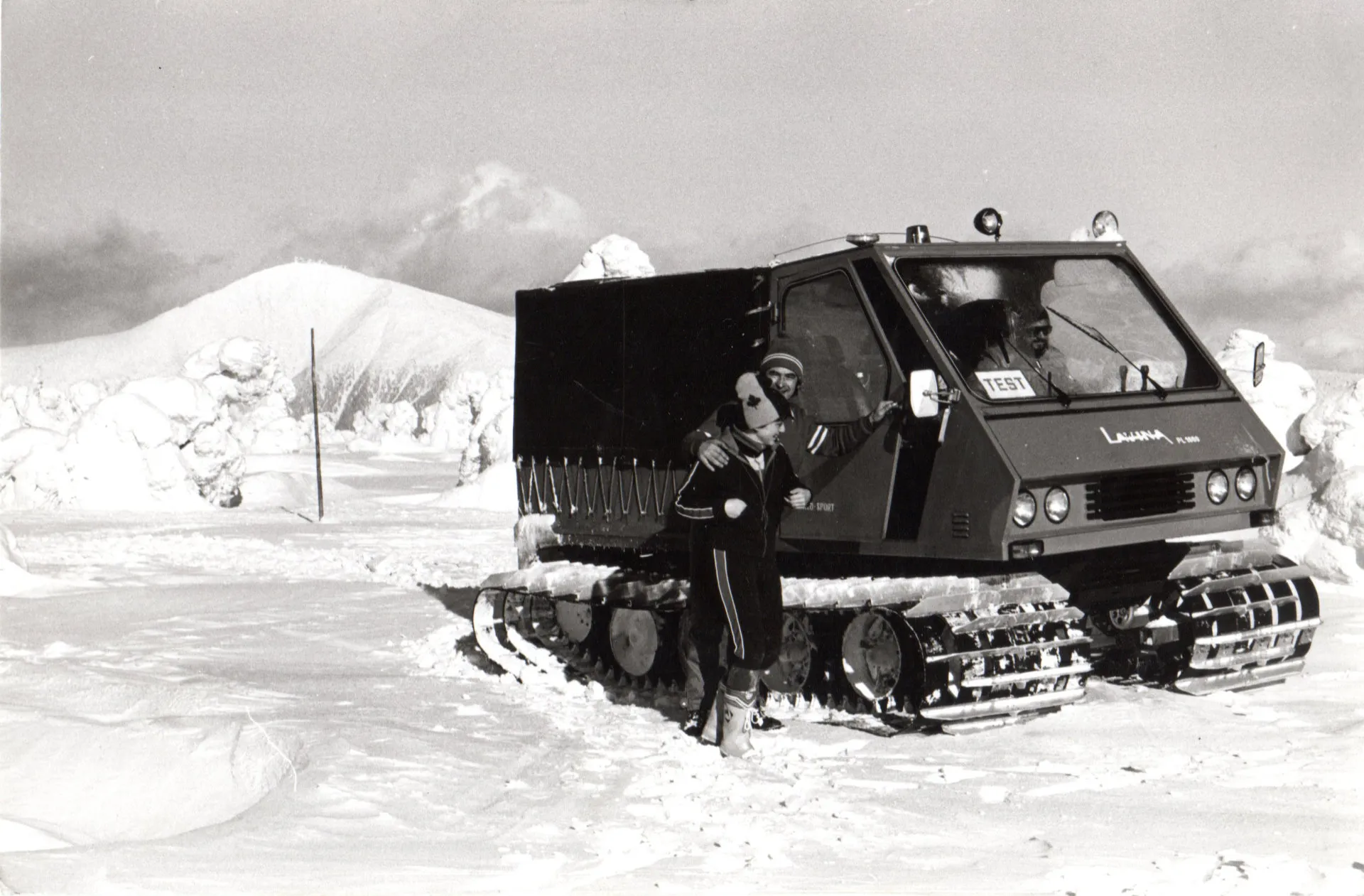 ilustrace1blackwhite_datart-nvidia-rtxai-10-2025