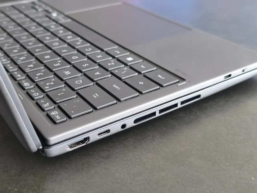 Asus Zenbook DUO 2026 UX8407AA porty na lavej strane